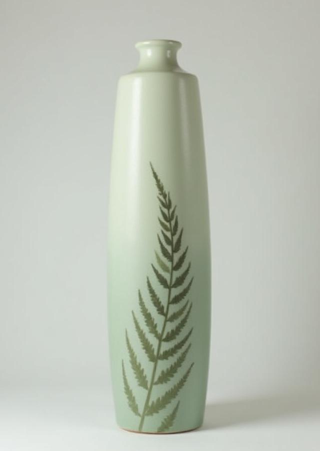 Schlanke hohe Bodenvase mit dezentem Blattmotiv