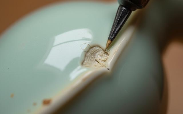 Detailaufnahme einer restaurierten antiken Keramikschale.